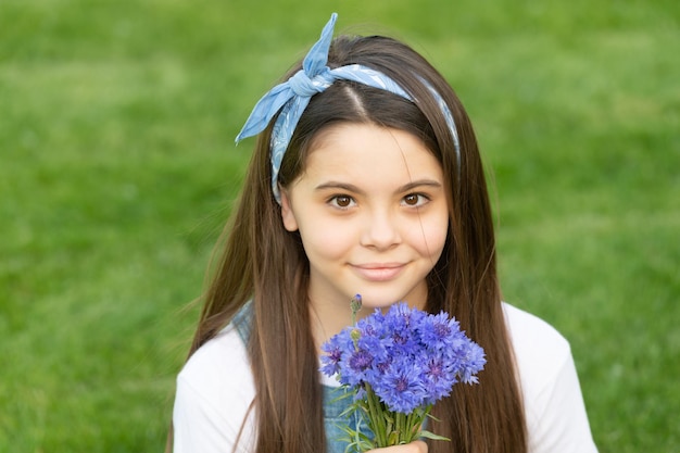 Retrato de jovencita con flores de primavera