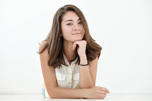 Foto retrato de jovencita sobre fondo blanco.