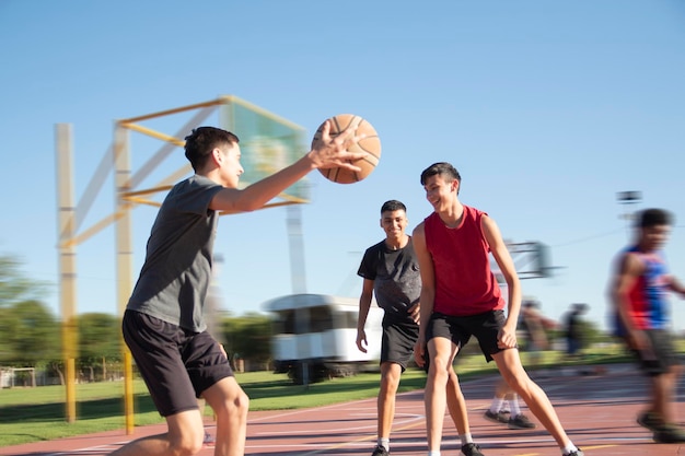 Retrato de jóvenes adolescentes jugando al baloncesto