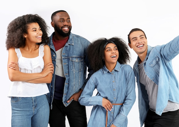 Retrato de jóvenes afroamericanos tomando selfie