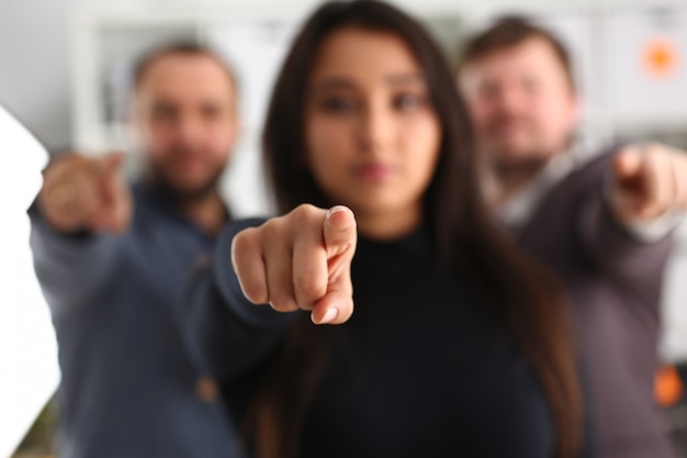 Retrato de jóvenes empresarios alegres en la oficina