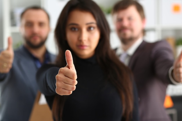 Foto retrato de jóvenes empresarios alegres en la oficina