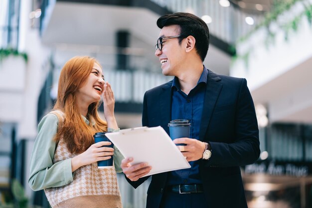 Retrato de jóvenes empresarios asiáticos en la oficina