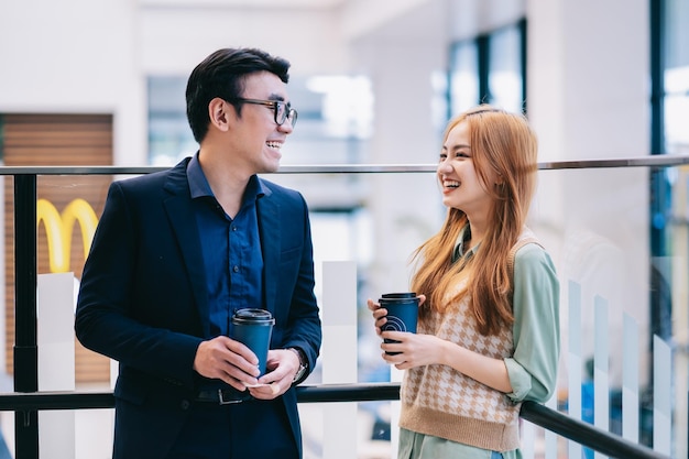 Retrato de jóvenes empresarios asiáticos en la oficina