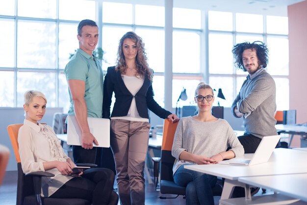 Retrato de jóvenes empresarios discutiendo el plan de negocios en la oficina