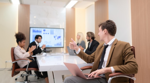 Retrato de jóvenes empresarios que toman con entusiasmo sus ideas y comparten perspectivas en la sala de reuniones de una corporación comercial internacional