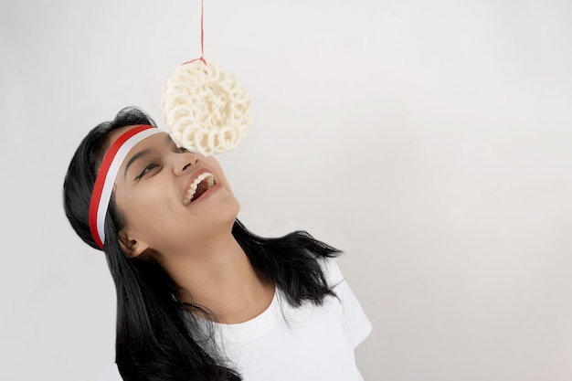 retrato de jóvenes galletas de indonesia comiendo competencia en la celebración del día de la independencia