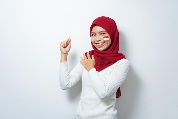 Retrato de jóvenes musulmanas asiáticas celebran el día de la independencia de Indonesia