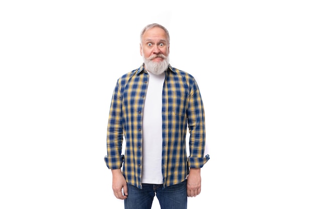 Retrato de un jubilado de pelo canoso de mediana edad saludable y exitoso con bigote y barba en blanco