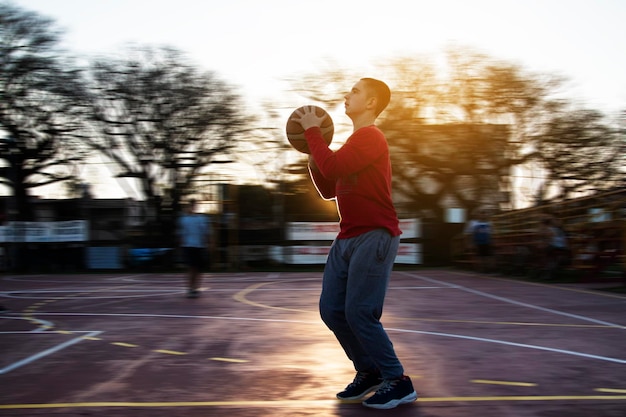 Foto retrato de un jugador de baloncesto adolescente