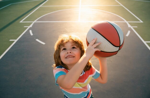 Retrato de un jugador de baloncesto infantil deportivo