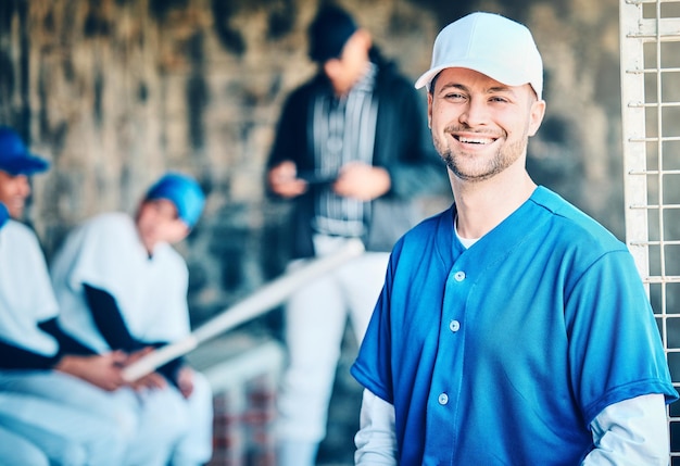 Retrato de jugador de béisbol y banquillo de estadio de campo con equipo de softbol listo para el juego de pelota Ejercicio de entrenamiento y motivación de un joven atleta de Los Ángeles con una sonrisa para la salud física