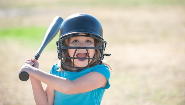 Retrato de jugador de béisbol de niño emocionado con casco y mantenga bate de béisbol