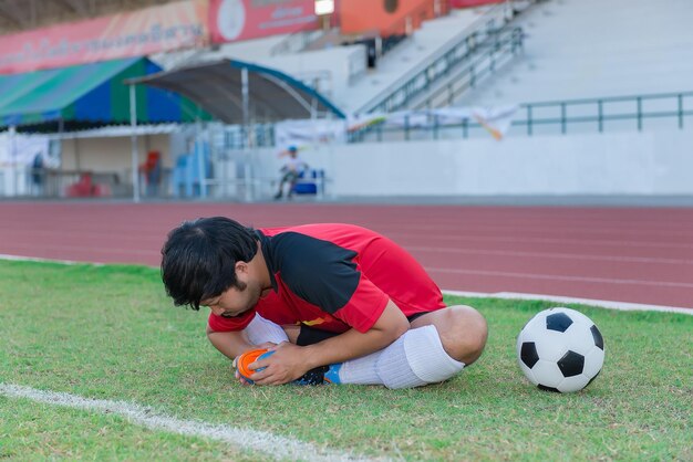 Retrato de un jugador de fútbol asiático calentándose antes de un gran partido en el campo Gente de Tailandia