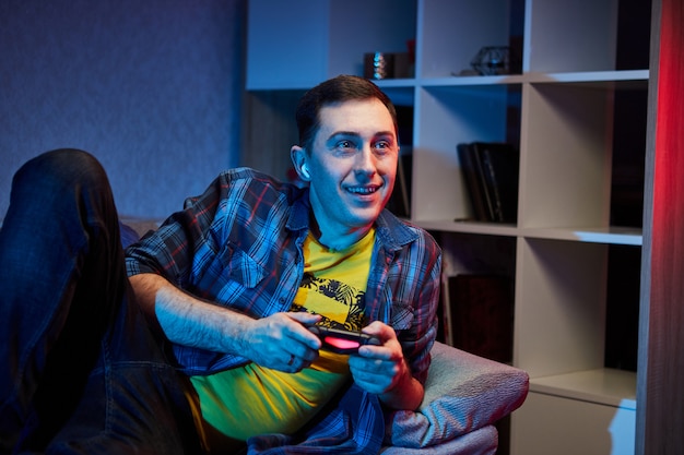 Retrato del jugador juguetón loco que disfruta jugando videojuegos