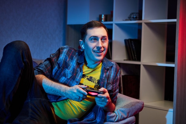 Retrato del jugador juguetón loco que disfruta jugando videojuegos