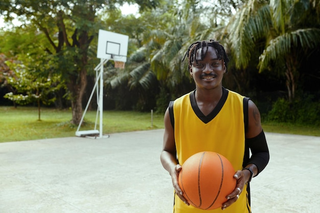 Retrato de un jugador de streetball negro sonriente