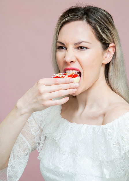 retrato, juguetón, mujer, comida, donuts