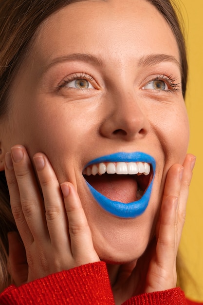 Retrato de labios azules brillantes con espacio para copiar