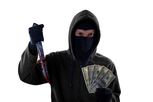Retrato de un ladrón sosteniendo dinero y un cuchillo ensangrentado contra un fondo blanco