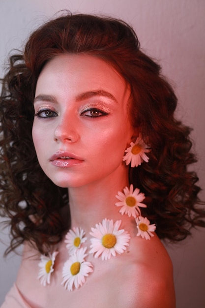 Retrato lateral de una adolescente con flores