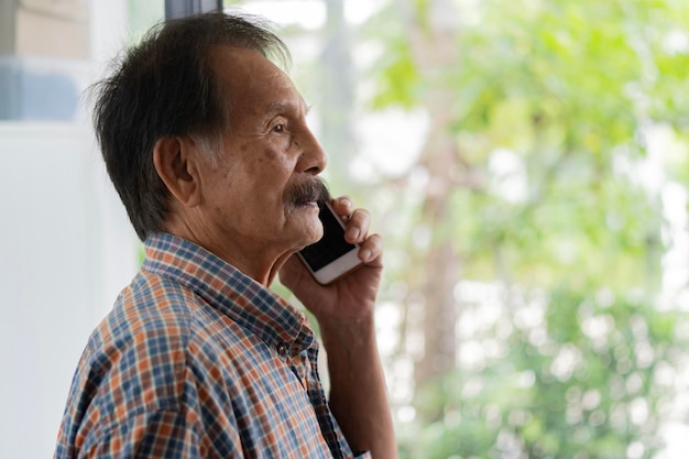 Retrato lateral de un anciano asiático de edad avanzada que ha llamado a su abuelo