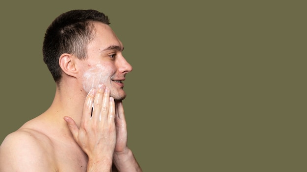 Retrato lateral de um jovem com acne