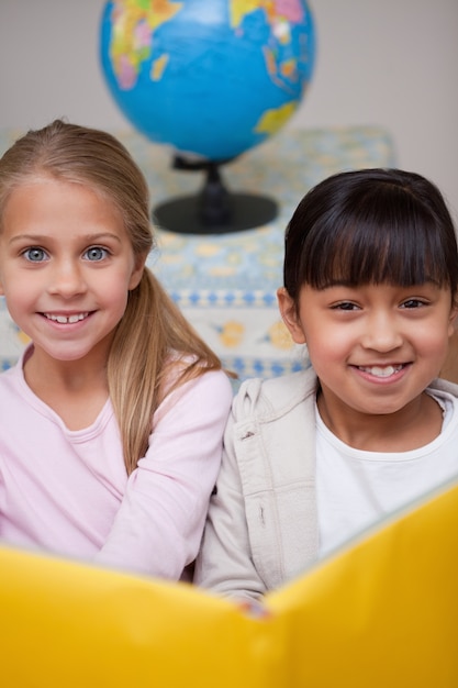 Retrato de lectura feliz colegialas