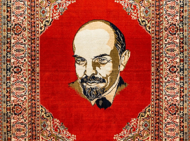 Foto retrato de lenin en la alfombra del parque grutas. druskininkai, lituania