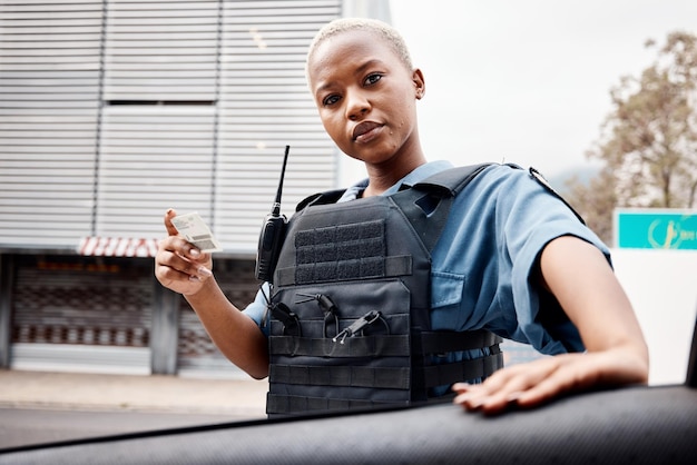 Retrato de la licencia de conducir o del oficial de policía en la ciudad para verificar la información sobre la protección de las fuerzas del orden o la seguridad en las calles Parada de tráfico de mujeres negras o policía en patrulla de seguridad para bloqueo de carreteras o justicia criminal