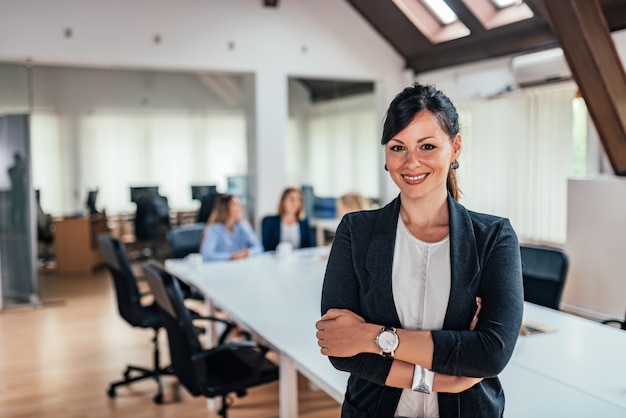 Retrato de una líder empresarial femenina.