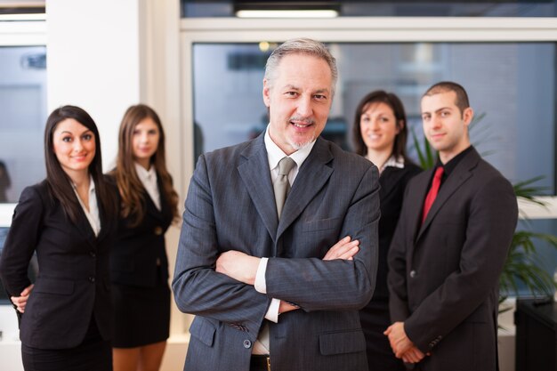 Retrato de un líder frente a su equipo