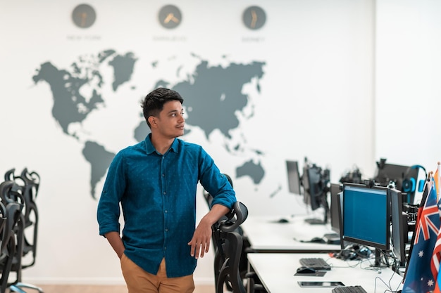 Retrato de un líder de hombres de negocios informales que confía en la puesta en marcha de una pequeña empresa espacial de coworking