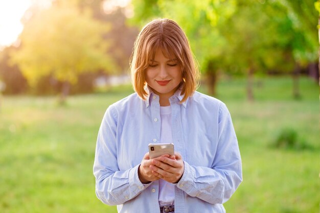 Retrato de linda adorable encantadora mujer enfocada navegando en línea recibe notificaciones ve a caminar