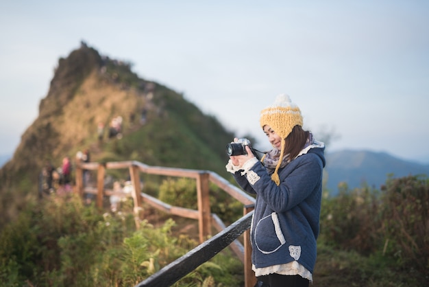 Retrato de linda chica asia en la montaña