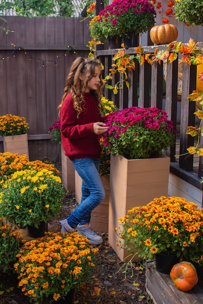 retrato de una linda chica con flores en otoño