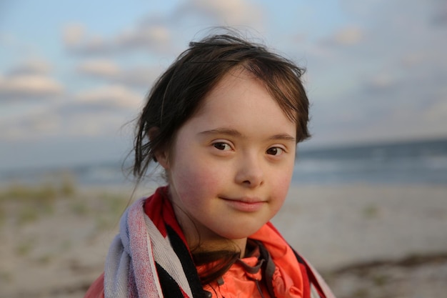 Retrato de una linda chica en el fondo del mar