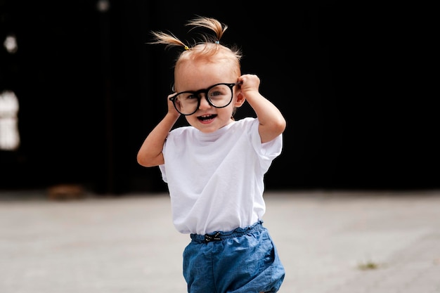 Retrato de una linda chica con gafas