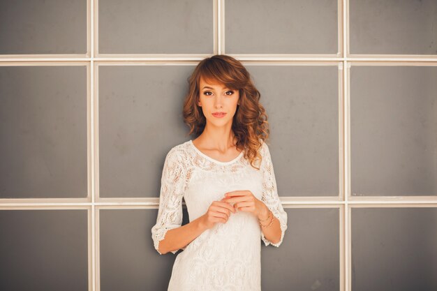 Retrato de una linda chica en la habitación