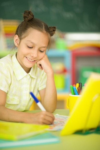 Retrato de una linda chica haciendo la tarea