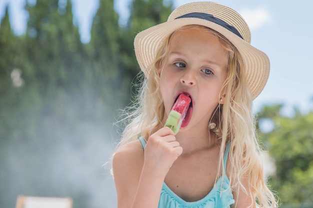 Retrato de una linda chica con helado. Diversión de verano.