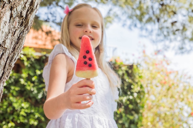 Retrato de una linda chica con helado. Diversión de verano.