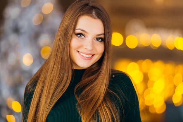 Retrato de una linda chica con maquillaje y cabello largo una hermosa s