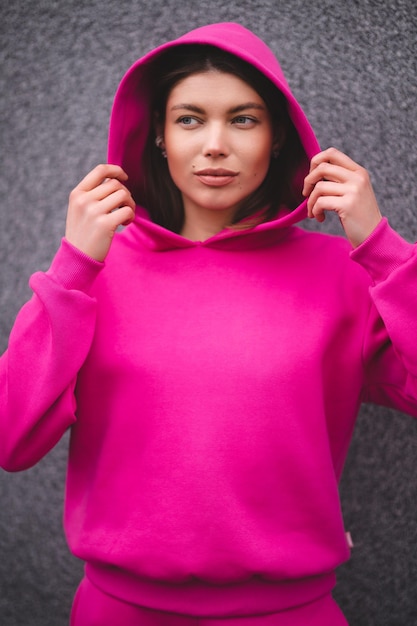 Retrato de una linda chica oriental con un chándal rosa.