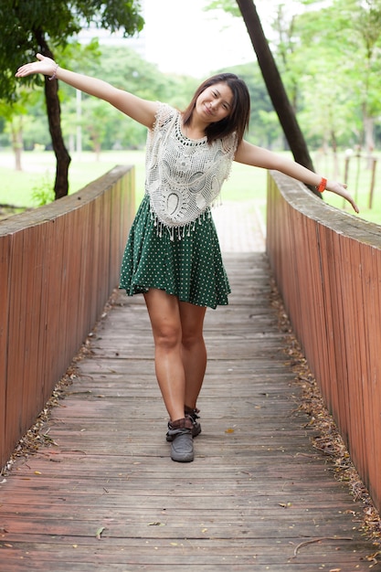 Retrato linda chica en el parque