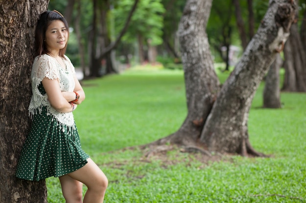 Retrato linda chica en el parque