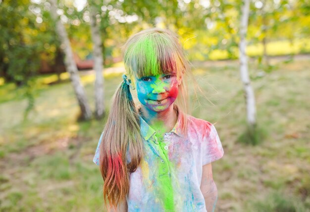 Retrato de una linda chica pintada con los colores del festival de Holi.