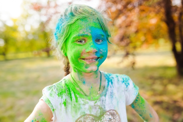 Retrato de una linda chica pintada con los colores del festival Holi.