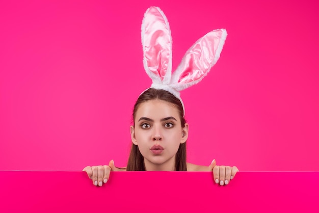 Retrato de linda chica sintiéndose feliz celebrando la pascua usar orejas de conejo sostener huevos pintados joven woma