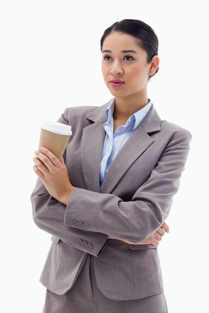 Retrato de una linda empresaria sosteniendo un té para llevar